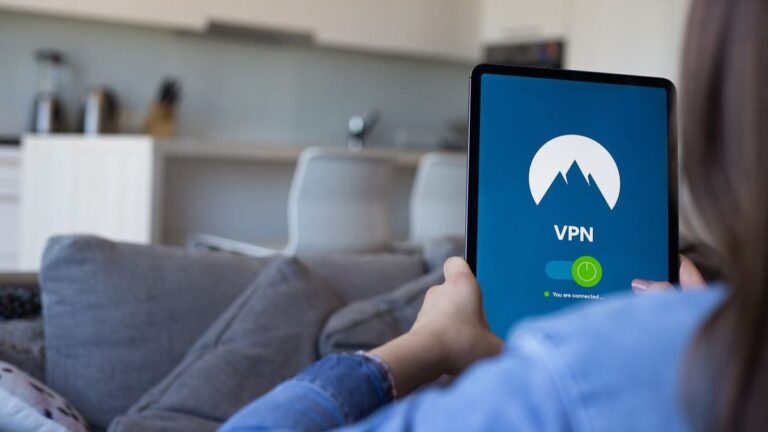 1 How to protect your online privacy and security with a VPN while using a hotspot